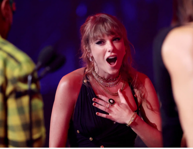 Taylor Swift appeared to break a $12,000 ring she was wearing at the MTV VMAs. Mike Coppola/Getty Images for MTV